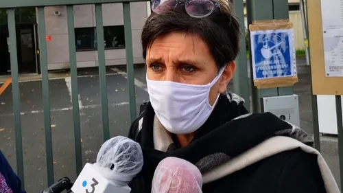 Défenestration au lycée : "Elle a mis son manteau et s’est jetée du...